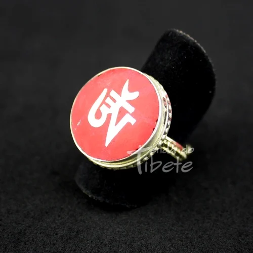 Anel em coral com mantra OM