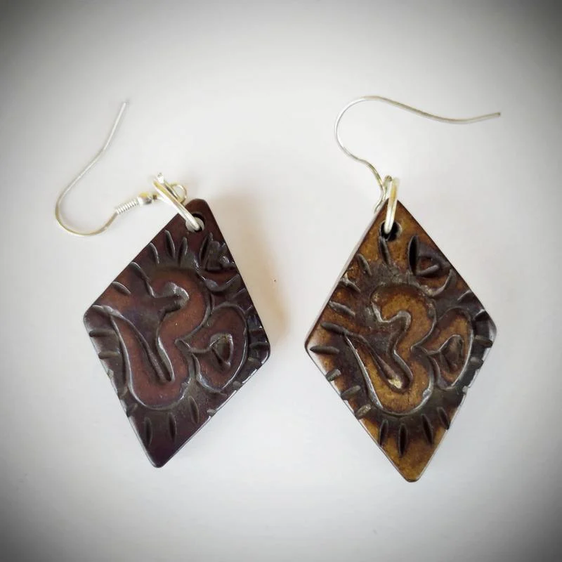 Brincos com Símbolo Om em osso